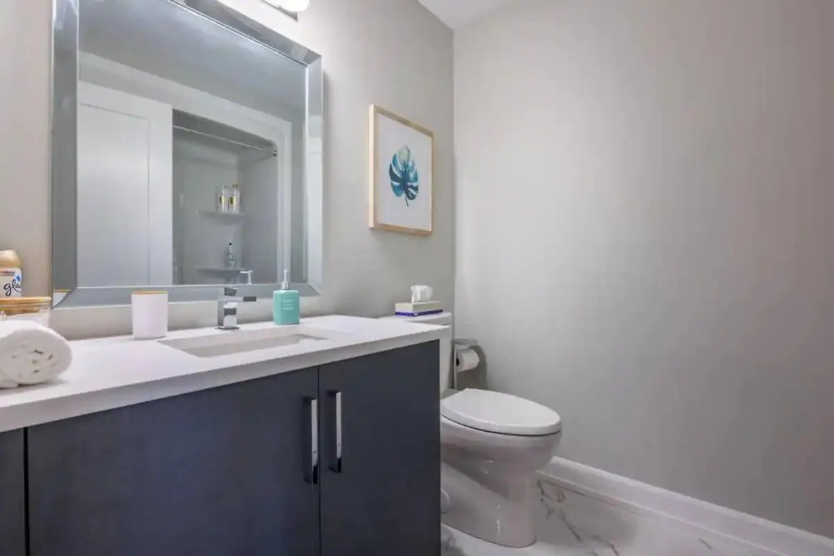 Modern 3Bdr 3 Bath, Garage, Backyard, Theater Apartment Niagara Falls