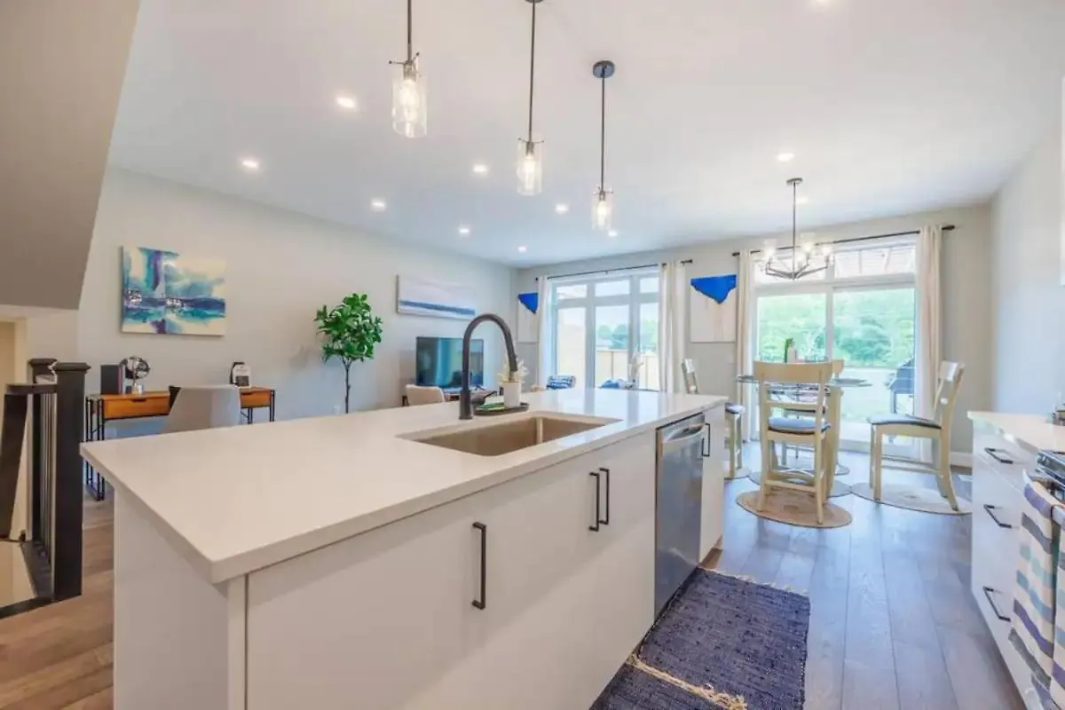 Modern 3Bdr 3 Bath, Garage, Backyard, Theater Apartment Niagara Falls Canada