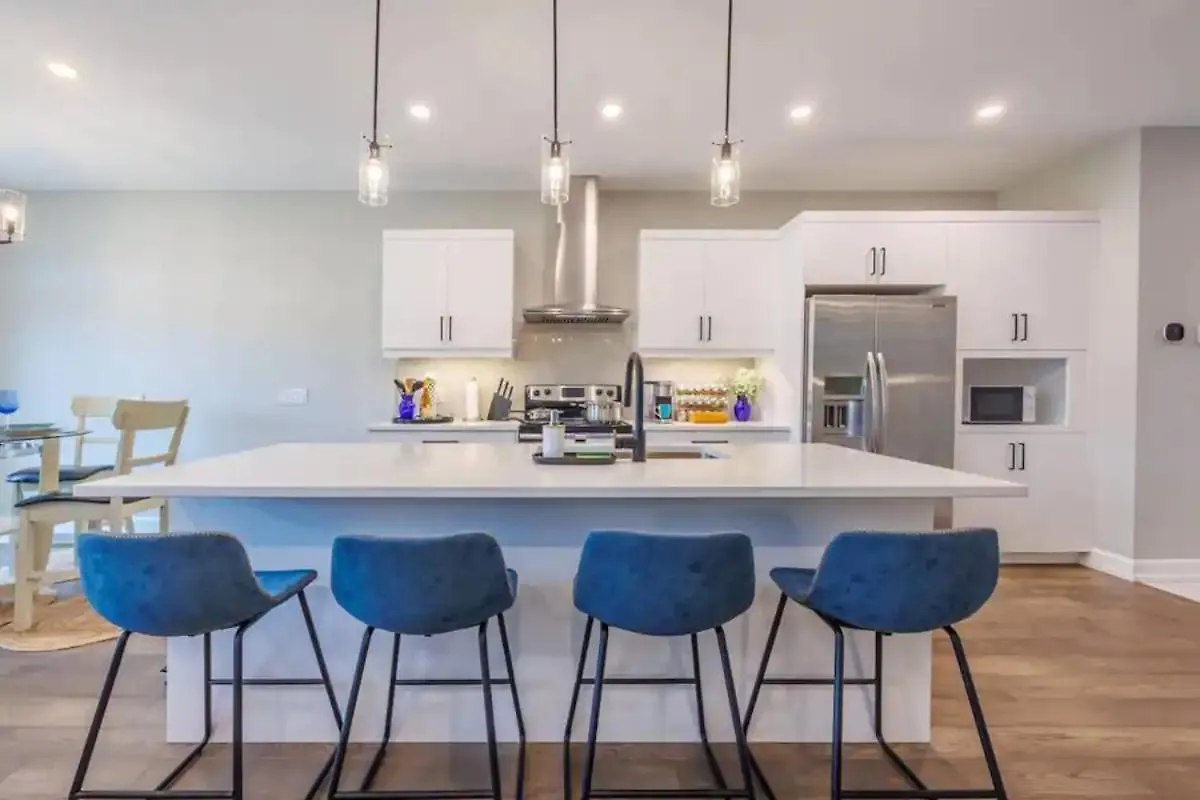 Modern 3Bdr 3 Bath, Garage, Backyard, Theater Apartment Niagara Falls