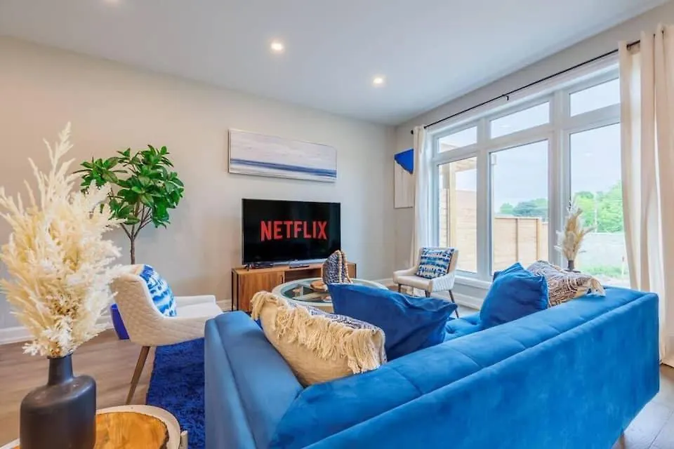 Modern 3Bdr 3 Bath, Garage, Backyard, Theater Apartment Niagara Falls