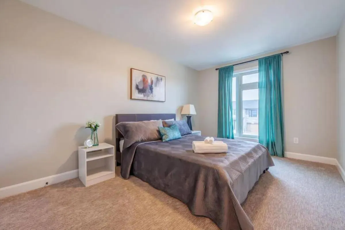 Modern 3Bdr 3 Bath, Garage, Backyard, Theater Apartment Niagara Falls
