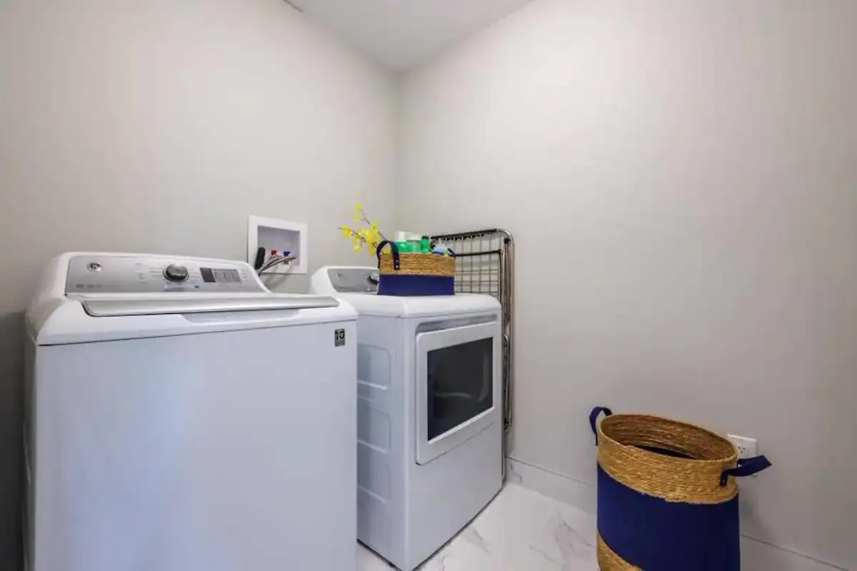 Modern 3Bdr 3 Bath, Garage, Backyard, Theater Apartment Niagara Falls