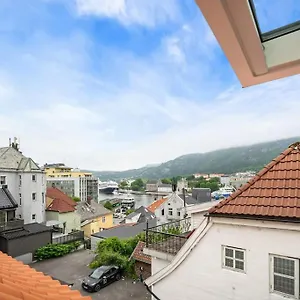 https://beautiful-townhouse-super-central-in-bergen-4-bedrooms-8-guests.hotelsinbergen.net