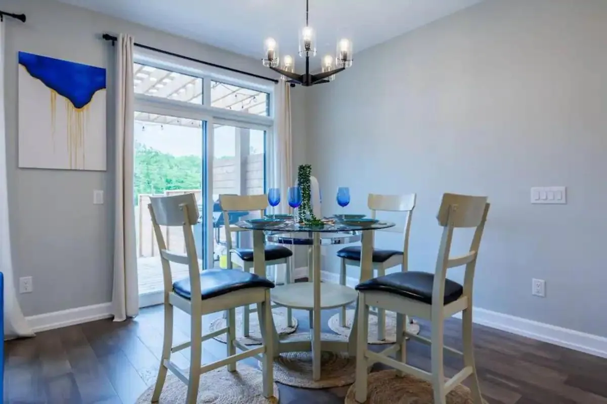 Modern 3Bdr 3 Bath, Garage, Backyard, Theater Apartment Niagara Falls