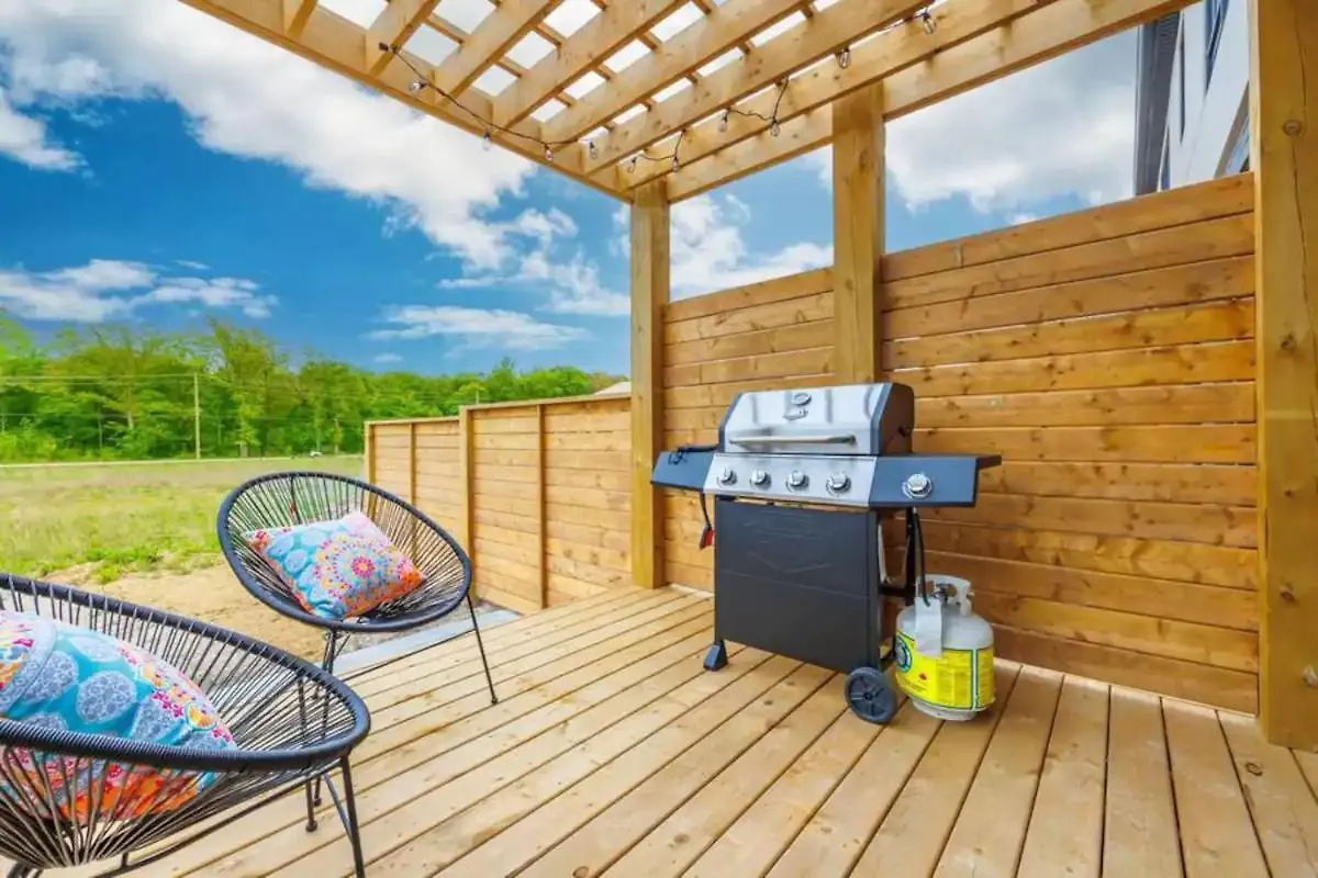 Modern 3Bdr 3 Bath, Garage, Backyard, Theater Apartment Niagara Falls