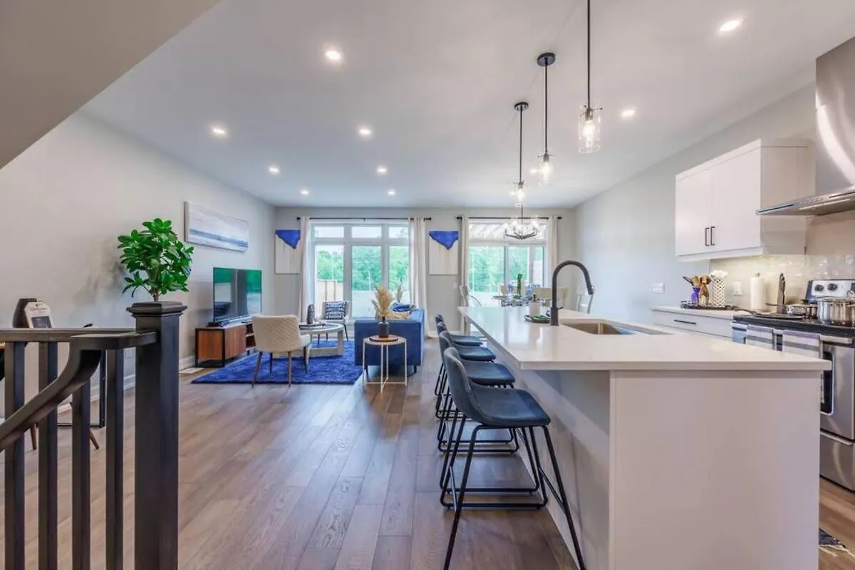 Modern 3Bdr 3 Bath, Garage, Backyard, Theater Apartment Niagara Falls