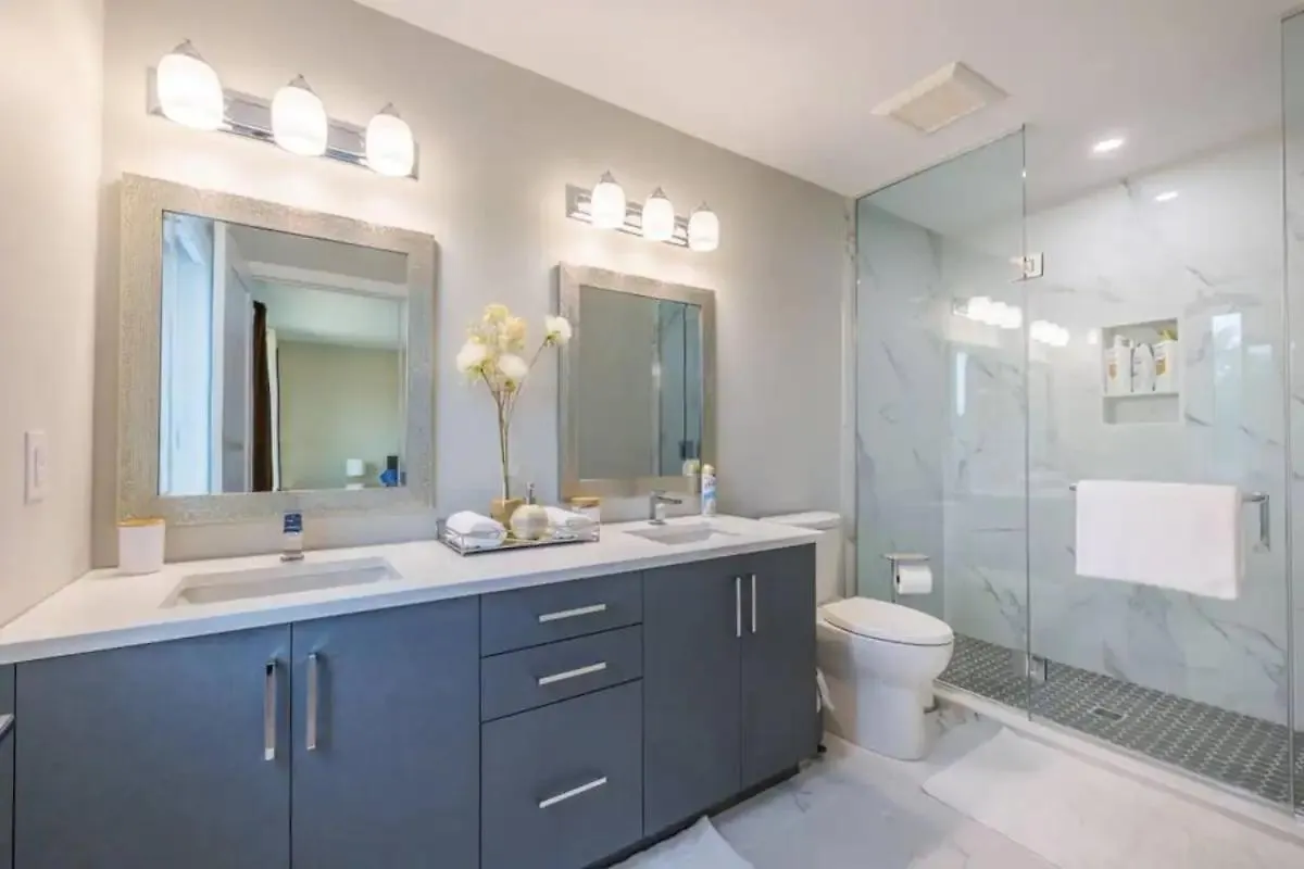 Modern 3Bdr 3 Bath, Garage, Backyard, Theater Apartment Niagara Falls Canada