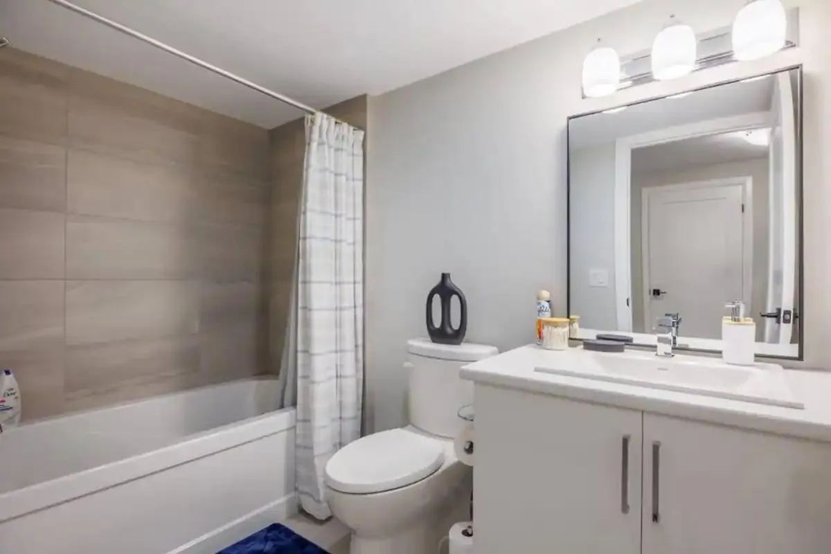 Modern 3Bdr 3 Bath, Garage, Backyard, Theater Apartment Niagara Falls