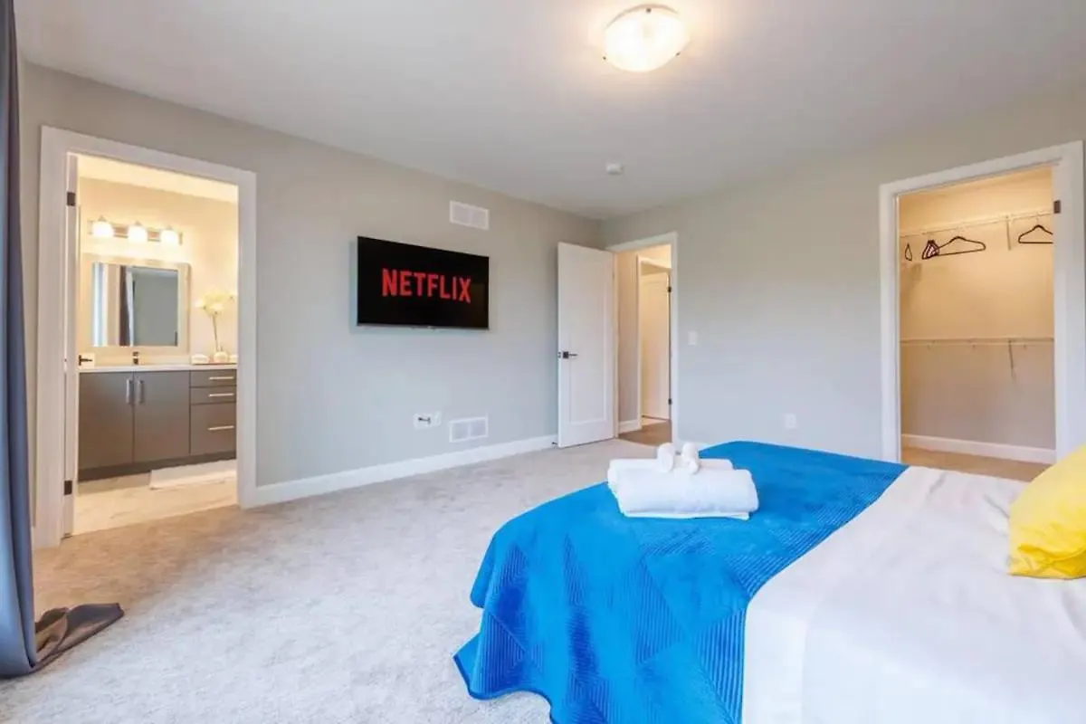 Modern 3Bdr 3 Bath, Garage, Backyard, Theater Apartment Niagara Falls 0*,