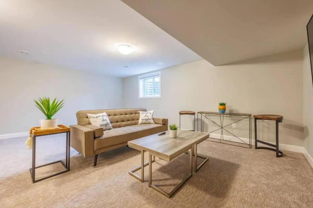Modern 3Bdr 3 Bath, Garage, Backyard, Theater Apartment Niagara Falls